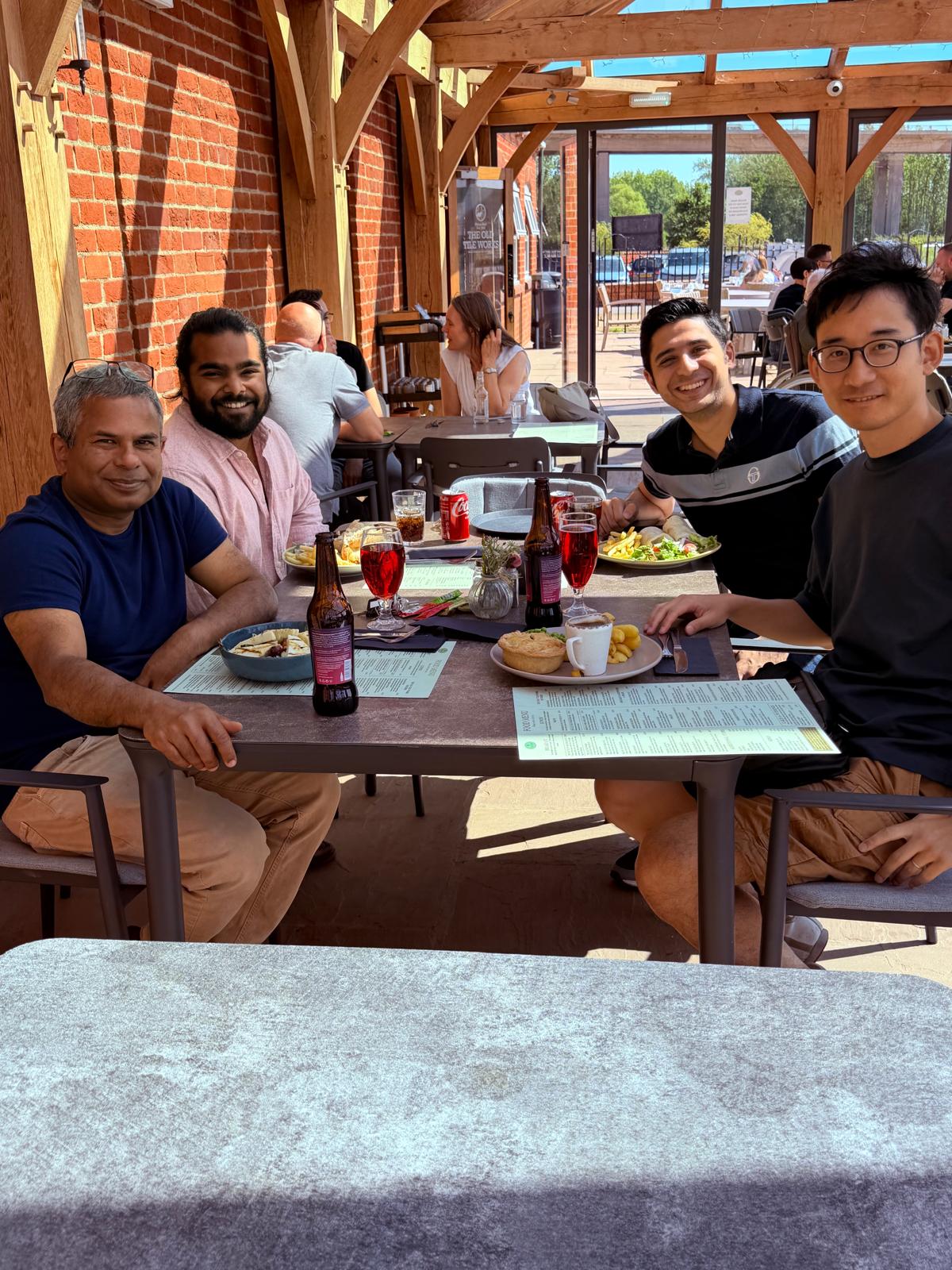 左からProf. Sebastian, Research fellowのAsir, Hashem, 筆者